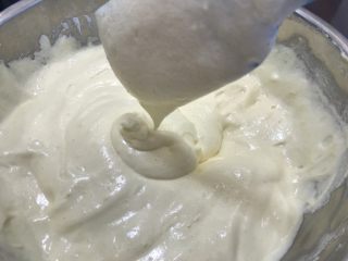 原味戚风蛋糕,切拌法混均匀所有蛋黄液和蛋白霜部分