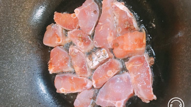 香煎糍粑鱼,锅烧热，放油、鱼下锅煎
