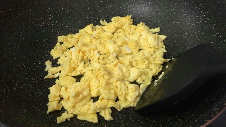 韭菜鸡蛋虾皮春卷,锅里放油炒成这样的鸡蛋碎盛出来