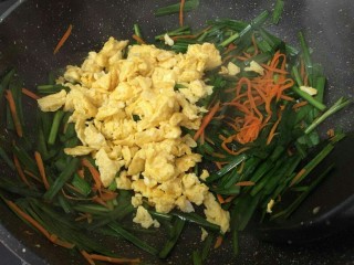 韭菜鸡蛋虾皮春卷,倒鸡蛋和虾皮翻炒均匀，放味精，盐，鸡精调味