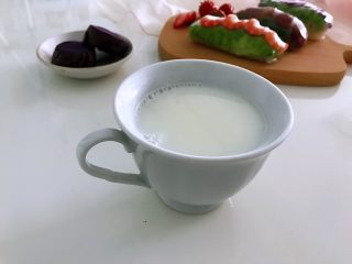 营养早餐天天不重样,牛奶加热装杯。