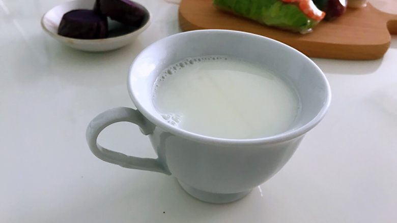 营养早餐天天不重样,牛奶加热装杯。