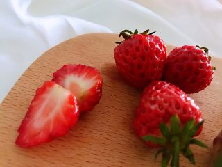 营养早餐天天不重样,草莓洗干净。
