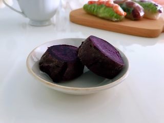 营养早餐天天不重样,紫薯切熟，切片。