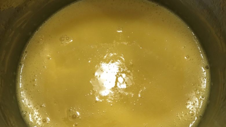 爆浆海盐奶盖蛋糕,搅拌蛋黄液至顺滑细腻