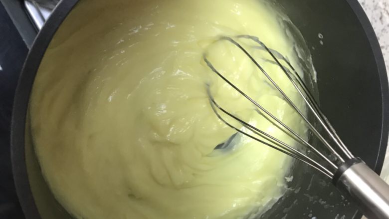 爆浆海盐奶盖蛋糕,搅拌好的液体再次倒入奶锅中，小火加热不停搅拌，一旦出现凝固现象马上停止加热，离火后再继续不停搅拌至顺滑状态。