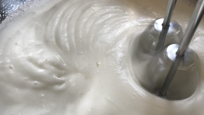 爆浆海盐奶盖蛋糕,打至出现纹路加入剩余二分之一白砂糖