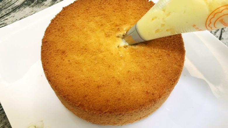爆浆海盐奶盖蛋糕,用圆形花嘴从蛋糕中间切口位置挤入，看到蛋糕鼓起来之后就把裱花嘴拿出来