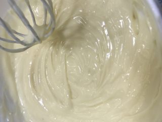爆浆海盐奶盖蛋糕,搅拌均匀且呈现顺滑状态即可。