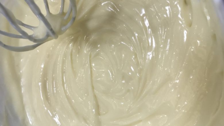 爆浆海盐奶盖蛋糕,搅拌均匀且呈现顺滑状态即可。