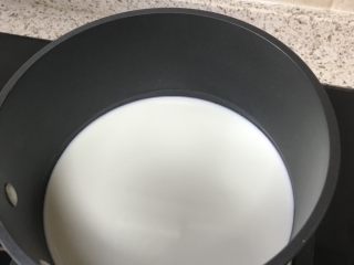爆浆海盐奶盖蛋糕,将牛奶加入煮锅中，煮至牛奶冒热气即可停止加热。