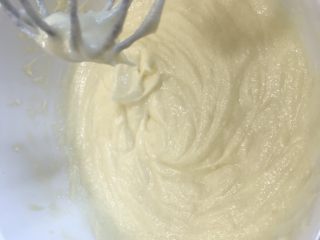 爆浆海盐奶盖蛋糕,搅拌均匀至浓稠顺滑的液体，此时芝士酱部分完成
