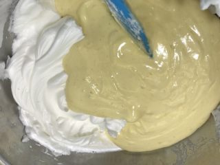 爆浆海盐奶盖蛋糕,讲拌均匀的蛋黄糊倒入蛋白霜中