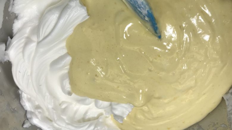 爆浆海盐奶盖蛋糕,讲拌均匀的蛋黄糊倒入蛋白霜中