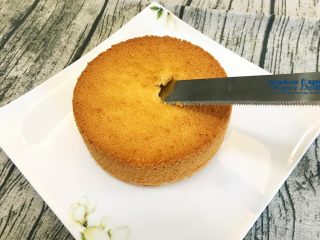爆浆海盐奶盖蛋糕,用锯齿刀刀口3cm左右的位置的在蛋糕胚中间位置斜切45°一周