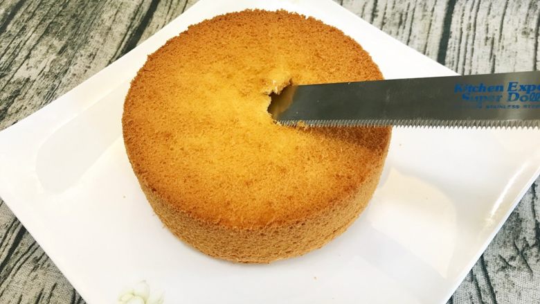 爆浆海盐奶盖蛋糕,用锯齿刀刀口3cm左右的位置的在蛋糕胚中间位置斜切45°一周