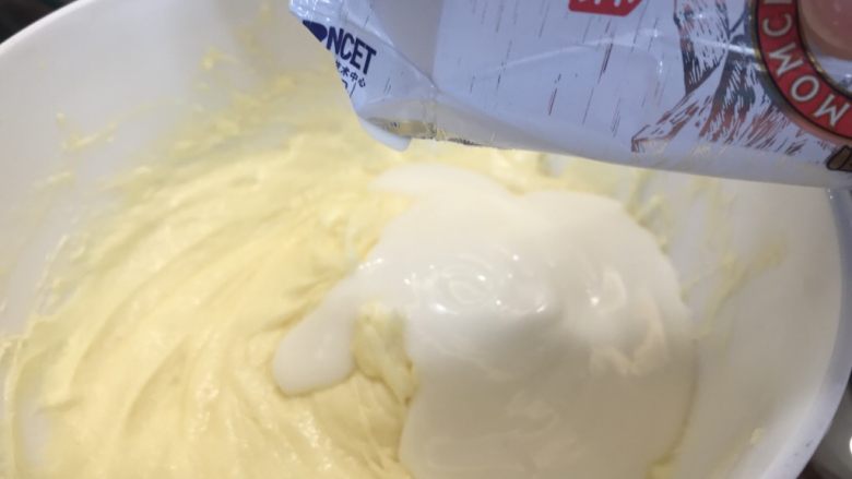 爆浆海盐奶盖蛋糕,再加入酸奶