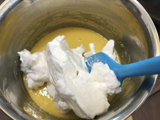 爆浆海盐奶盖蛋糕,取三分之一蛋白霜加入到蛋黄糊中，切拌法拌均匀