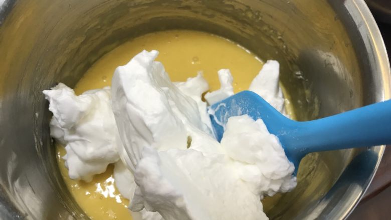 爆浆海盐奶盖蛋糕,取三分之一蛋白霜加入到蛋黄糊中，切拌法拌均匀