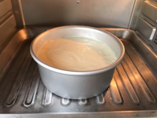 爆浆海盐奶盖蛋糕,烤箱提前145度预热十分钟，放入戚风模具在烤箱下层，上下管温度调140度45分钟，表面上色后加盖锡纸
