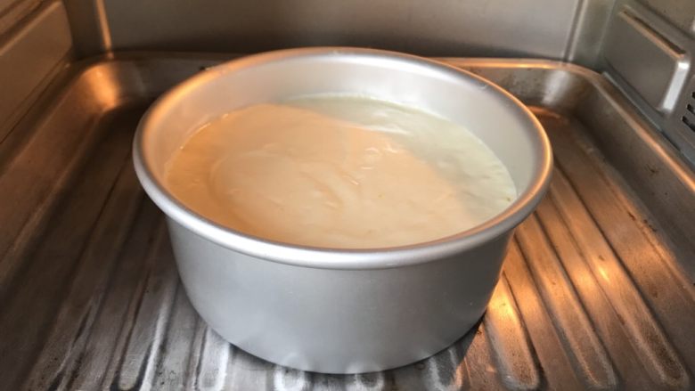爆浆海盐奶盖蛋糕,烤箱提前145度预热十分钟，放入戚风模具在烤箱下层，上下管温度调140度45分钟，表面上色后加盖锡纸