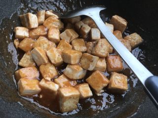 做道小朋友也爱吃的酸甜豆腐,当酱汁粘稠时放入煎好的豆腐。