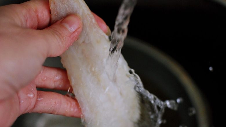 鳕鱼丸子,把鳕鱼用自来水冲洗干净后沥干水分