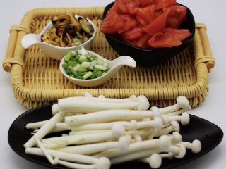 家常小炒白玉菇番茄青口肉,把白玉菇洗净后用刀切去底部、番茄用刀切块、葱切成葱花