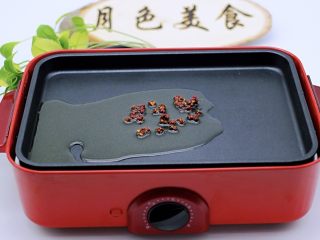 家常小炒白玉菇番茄青口肉,美食锅提前预热后、倒入花生油、爆香花椒
