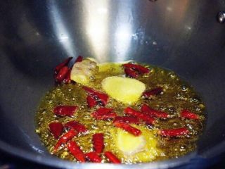 菌类料理+【菌菇鱼头汤】,锅里加热，将菜籽油下锅微热，再小火将干辣椒、姜片下锅爆香