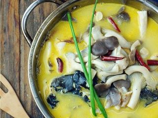 菌类料理+【菌菇鱼头汤】,加两根葱点缀（也可以加葱花）