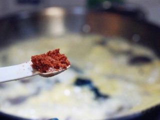 菌类料理+【菌菇鱼头汤】,煮至菌菇出味。出锅前再加入一小匙鲜辣粉调味即可