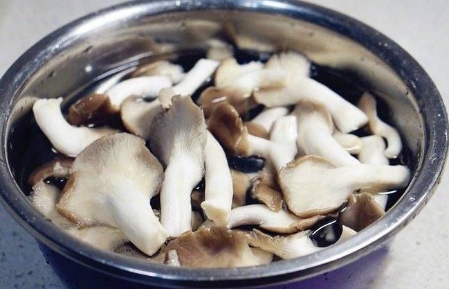 菌类料理+【菌菇鱼头汤】,用细盐洗泡菌菇