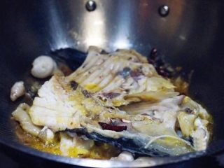 菌类料理+【菌菇鱼头汤】,大火煎至两面鱼头微微焦黄