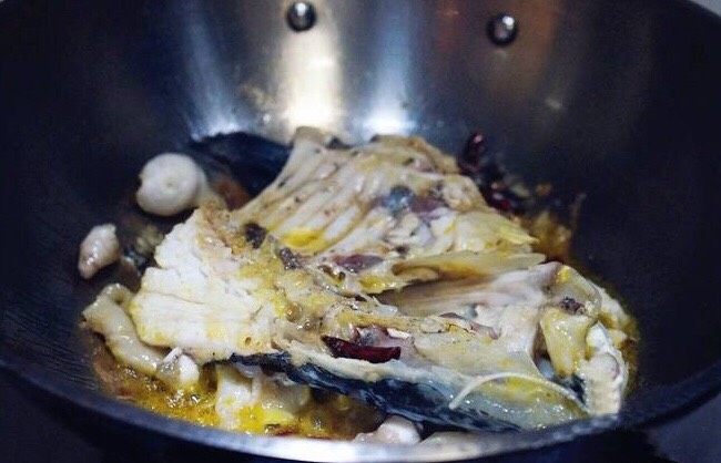 菌类料理+【菌菇鱼头汤】,大火煎至两面鱼头微微焦黄