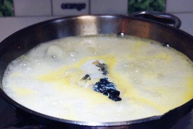 菌类料理+【菌菇鱼头汤】,在我加入清水，大火煮至汤底浓鲜
