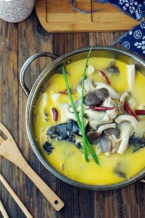 菌类料理+【菌菇鱼头汤】,好喝又营养的菌菇鱼头汤就做好啦