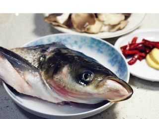 菌类料理+【菌菇鱼头汤】,鱼头洗净控水