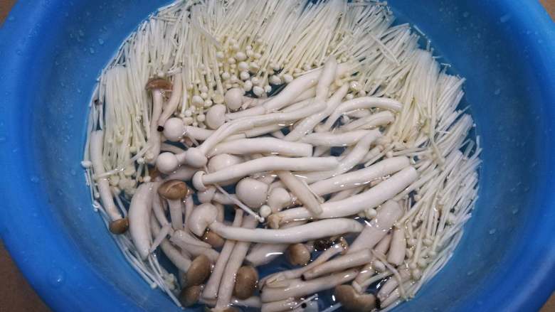 菌类料理+海味杂菇汤,泡水清洗一两次