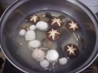 菌类料理+海味杂菇汤,接着放入香菇，底部朝下煮半分钟