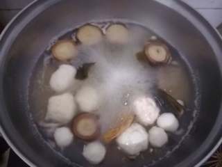 菌类料理+海味杂菇汤,接着将香菇翻面再煮半分钟