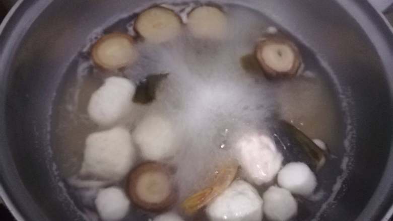 菌类料理+海味杂菇汤,接着将香菇翻面再煮半分钟