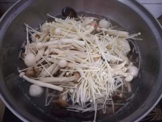 菌类料理+海味杂菇汤,放入清洗干净的金针菇、海鲜菇、蟹味菇