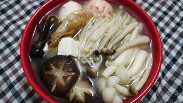 菌类料理+海味杂菇汤,最后出锅摆盘