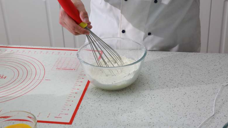 爆浆海盐奶盖蛋糕,先做戚风蛋糕，所有的容器无油无水，蛋黄蛋清分离。
把油和牛奶放入盆中，用手动打蛋器搅打均匀至完全乳化，筛入低粉，混合至无干粉状态即可。