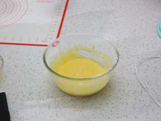 爆浆海盐奶盖蛋糕,得到细腻的蛋黄糊，放一边备用（后蛋法）