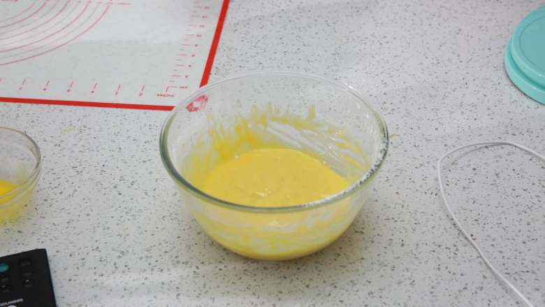 爆浆海盐奶盖蛋糕,得到细腻的蛋黄糊，放一边备用（后蛋法）