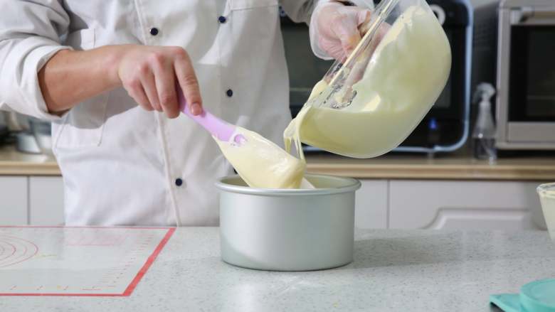 爆浆海盐奶盖蛋糕,混合蛋白霜与蛋黄糊，先将1/3的蛋白霜倒入蛋黄糊混合均匀。
将拌匀的蛋糕糊倒入剩余的蛋白盆中，搅拌均匀，注意手法，避免消泡。