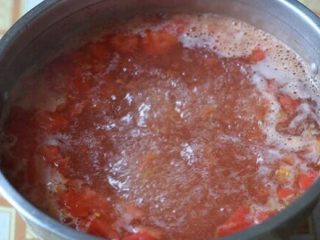 西红柿蛋汤,锅中加清水，把西红柿碎放进锅里，开大火，煮开后转小火再煮几分钟，以便西红柿的酸甜更大程度的散开。