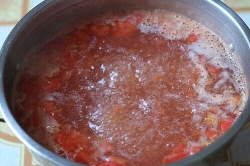 西红柿蛋汤,锅中加清水，把西红柿碎放进锅里，开大火，煮开后转小火再煮几分钟，以便西红柿的酸甜更大程度的散开。